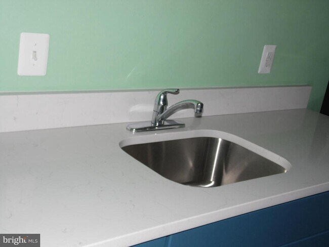 Foto del edificio - 7306 Donnell Pl