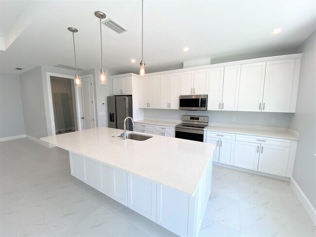 Foto del edificio - ** GOLDEN GATE ** 4 BED / 2 BATH - SINGLE ...