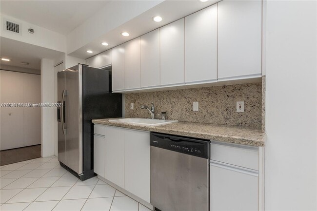 Building Photo - 1000 W Island Blvd