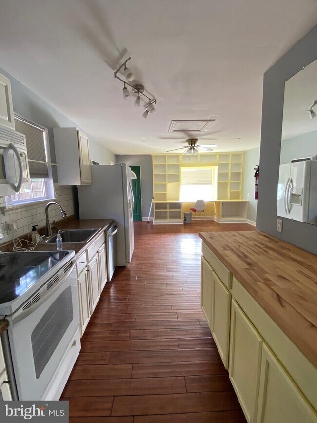 Building Photo - 18910 White Oak Dr