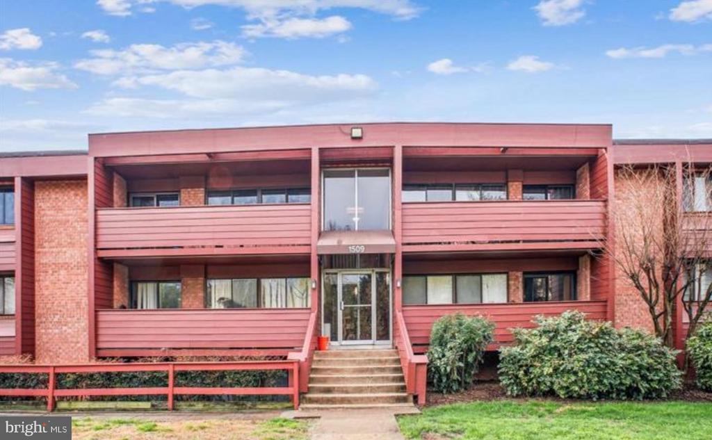 Primary Photo - 1509 S George Mason Dr