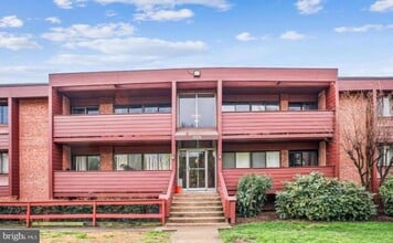 Building Photo - 1509 S George Mason Dr