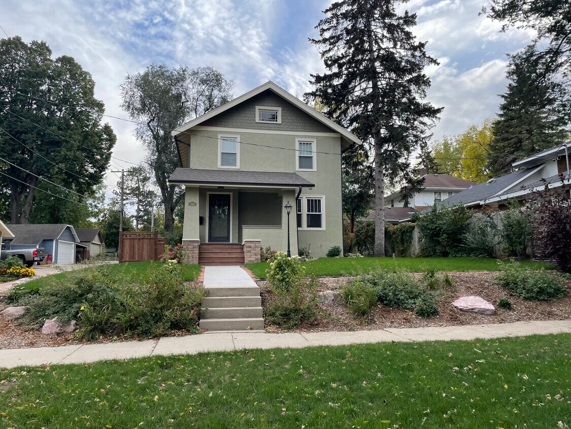 Primary Photo - 209 E 19th St
