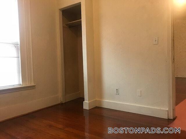 Building Photo - 8 Adella Pl