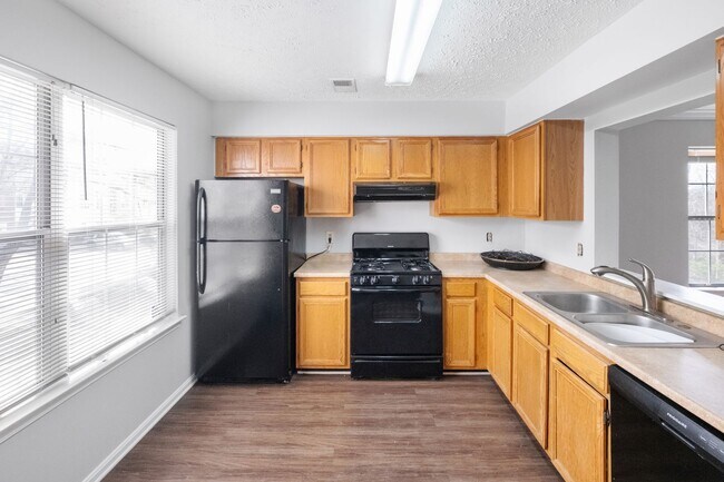 Building Photo - Beautiful 3 BR/2.5 BA EOG Townhome in Hyat...