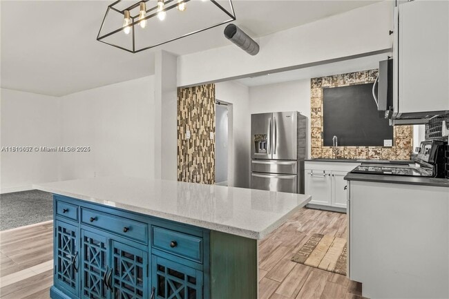 Building Photo - 5900 SW 44th Terrace