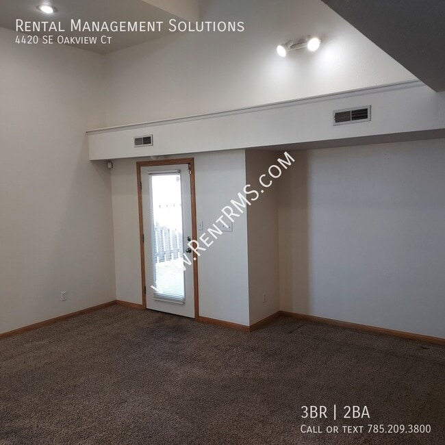 Building Photo - 4420 SE Oakview Ct