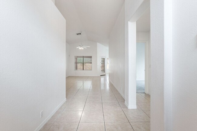 Foto del edificio - Enjoy an open floor plan with all appliances!