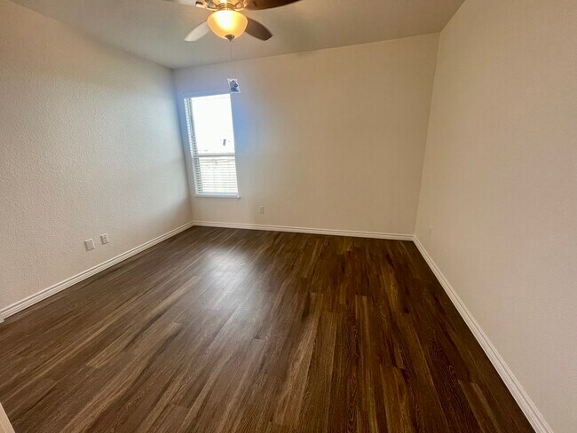 Foto del edificio - 5205 Rose Gdn Lp