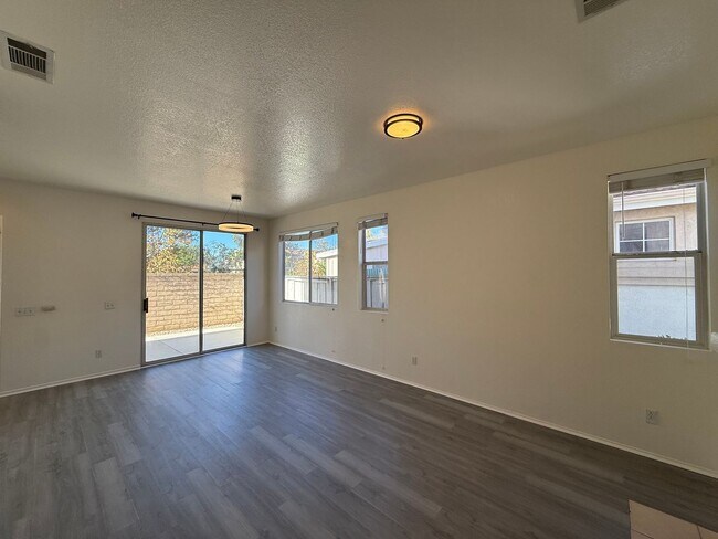 Foto del edificio - Beautiful 3B/2.5BA Home in Mira Mesa for R...