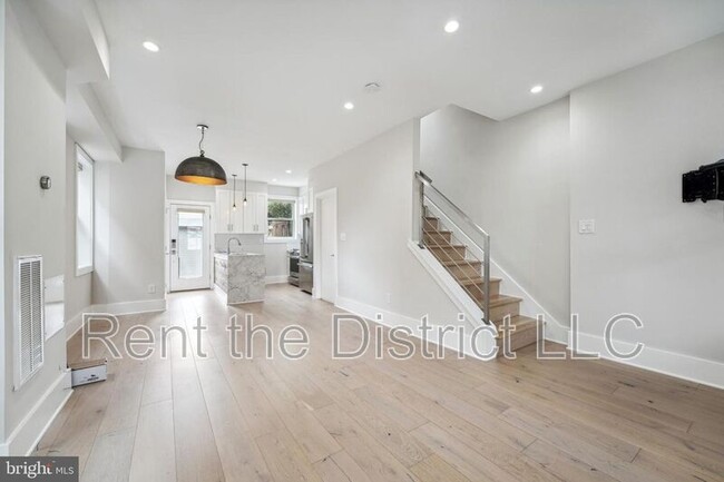 Foto del edificio - 608 Roxboro Pl NW