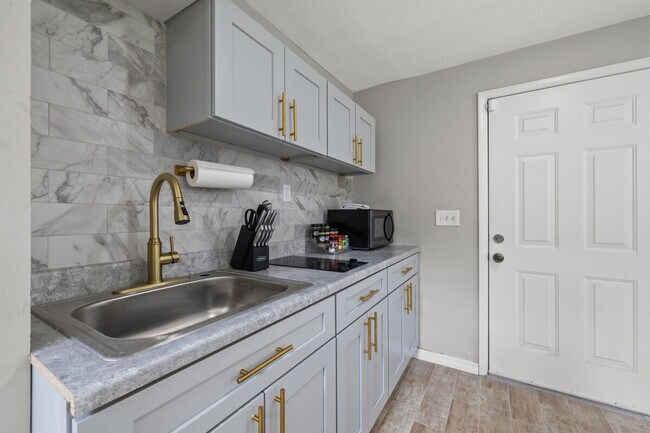 Foto del edificio - 4314 E Henry Ave