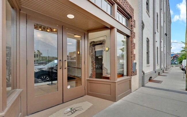 Building Photo - Knoxville 37917 - Short Term Lease Options...