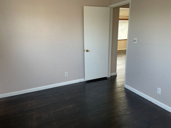 Building Photo - Clean 3 Bedroom!