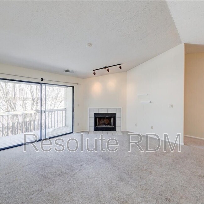 Foto del edificio - 4381 Village Pkwy Cir W