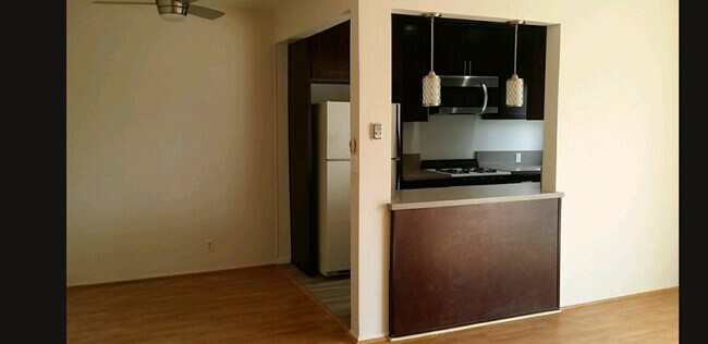Building Photo - 870 S Norton Ave
