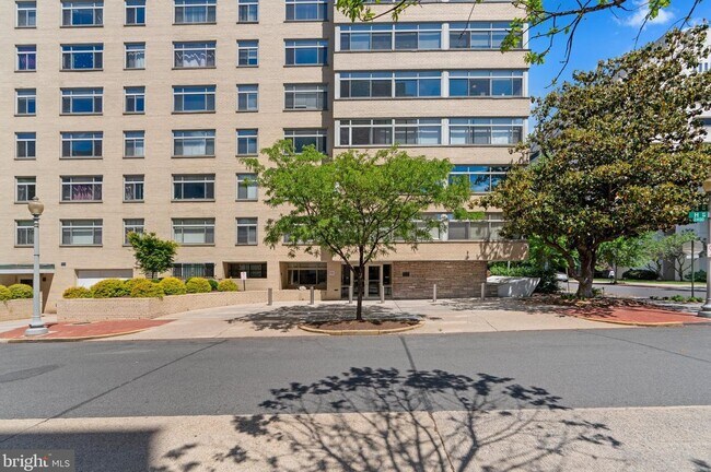 Foto del edificio - 2401 H St NW