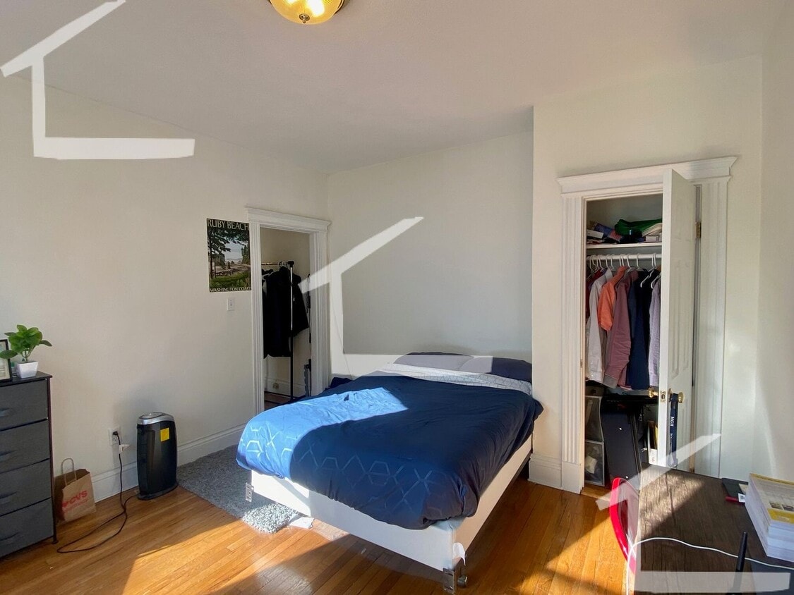 Building Photo - Spacious Studio