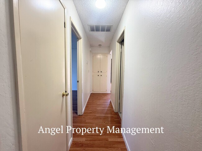 Foto del edificio - 2208 Begonia Ct