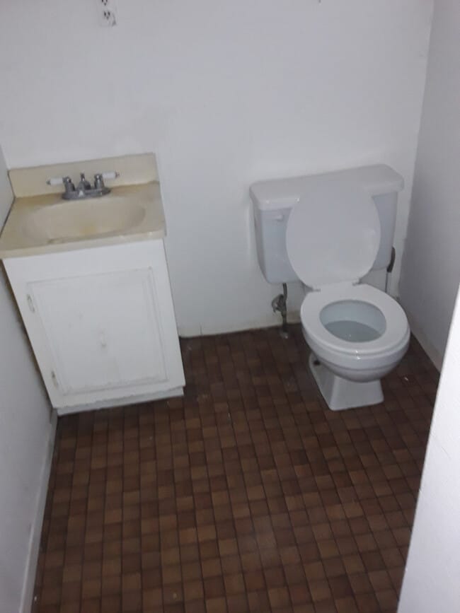 Building Photo - 208 w 1st Apartment  B