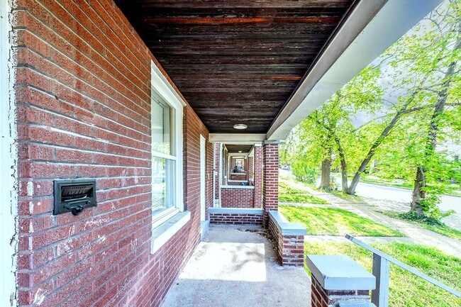 Building Photo - 3953 Tholozan Ave