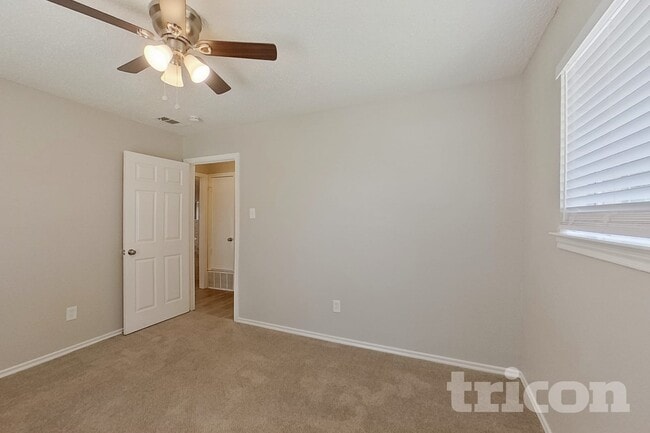 Foto del edificio - 545 Sharp Dr