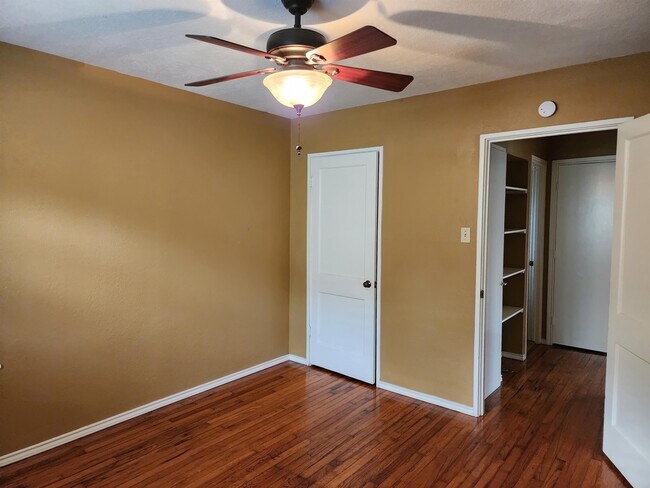 Foto del edificio - 218 Harwood Dr