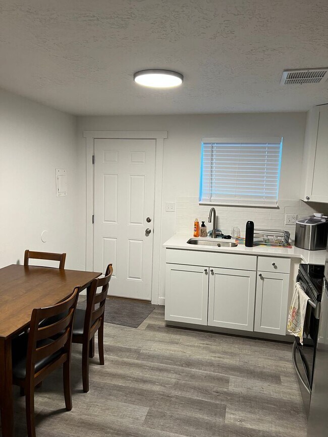 Foto del edificio - 2 Bedroom Apartment -2023 remodel New paint, flooring, and granite countertops