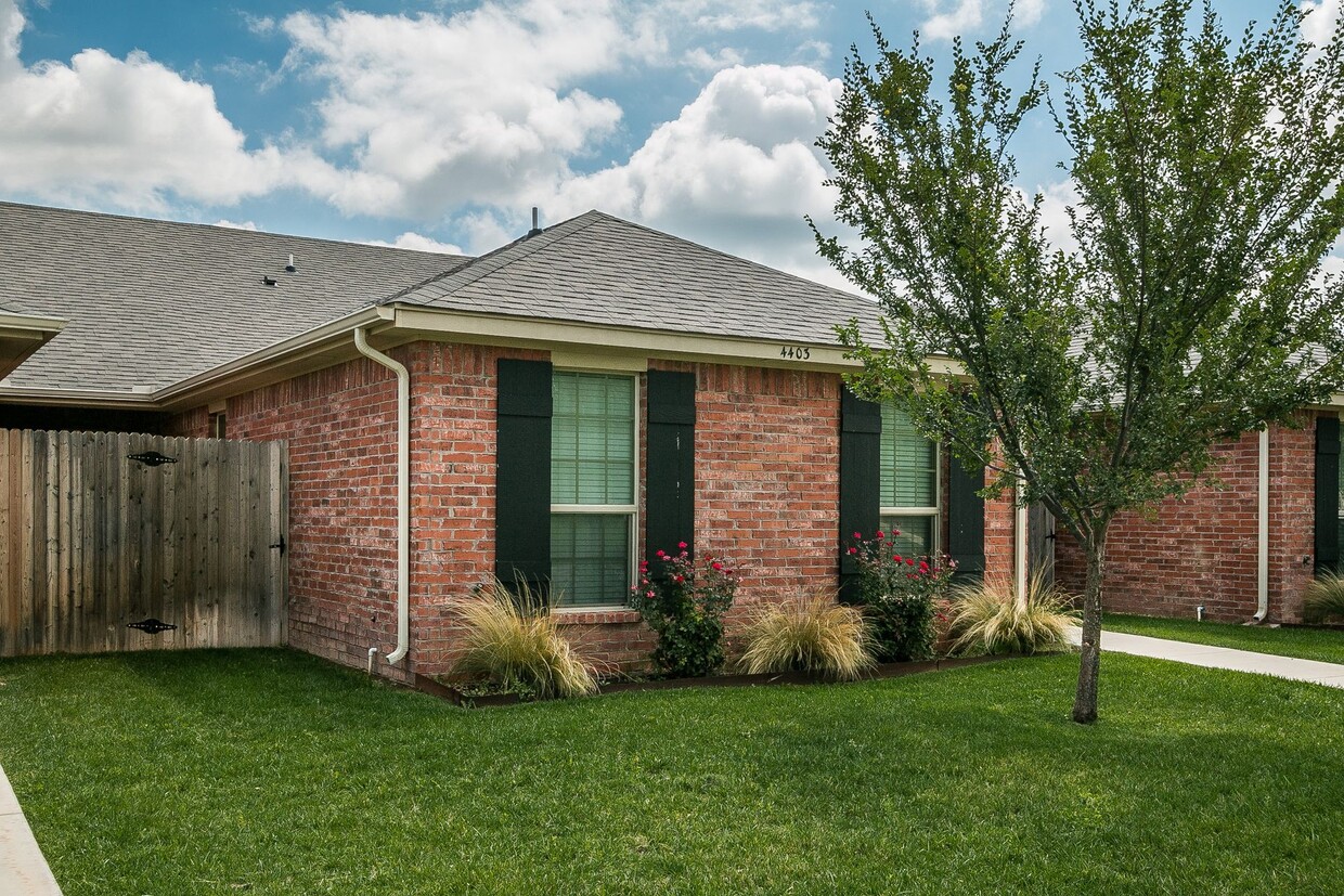 Primary Photo - Beautiful 2/2 Townhome in Tradewinds