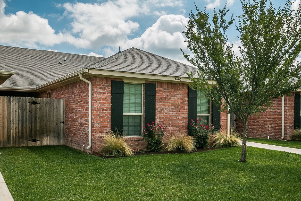 Foto principal - Two Bedroom Townhome in Tradewinds