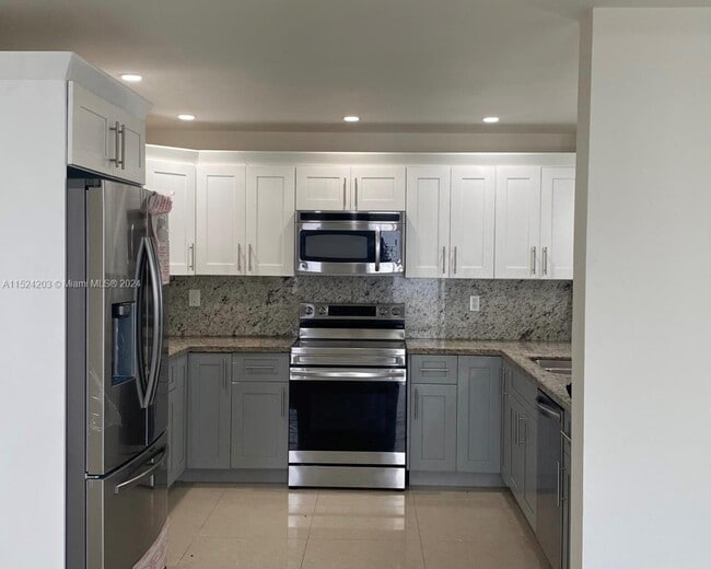 Building Photo - $3,900 14154 SW 151st Ave