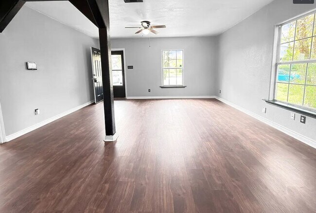 Foto del edificio - 3 Bed 2 Bath with Raised Deck, Storage Shed, and Fenced Yard