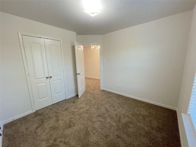 Foto del edificio - 22510 Guncotton Ave