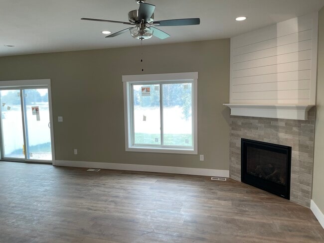 Building Photo - 775 Silvermaple Dr