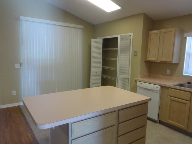 Foto del edificio - 219 White Marsh Cir