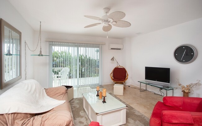 Building Photo - 2 bedroom 1 bathroom Furnished Oceanfront ...