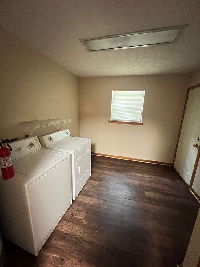 Building Photo - Cozy 2 Bedroom Duplex Near Everything – August Move-In