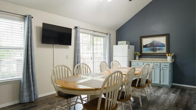 Foto del edificio - 420 Fall Creek Dr