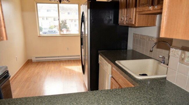 Building Photo - 552 Shennecossett Rd
