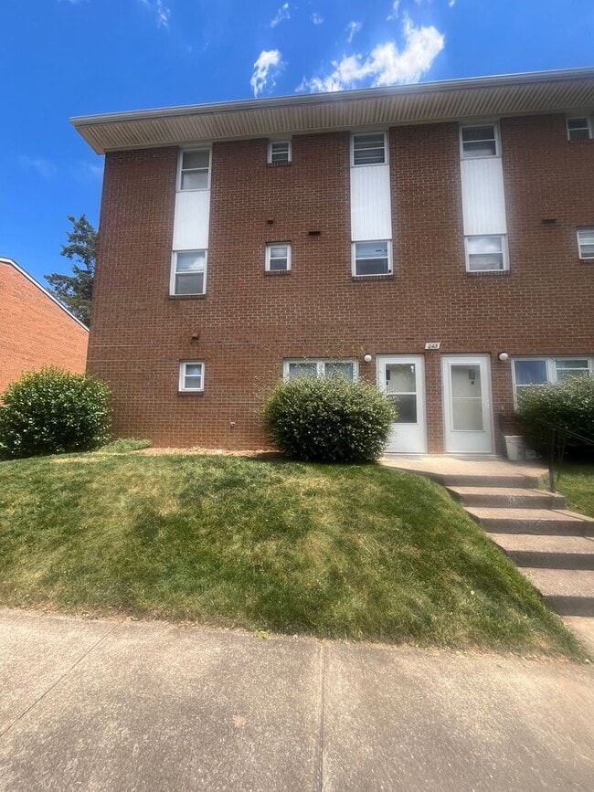 Building Photo - 243 Rockingham Dr