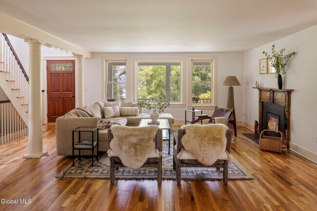 Foto del edificio - 243 Morton Rd