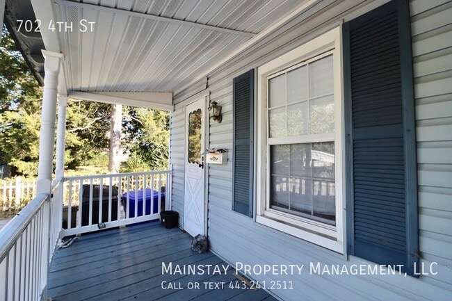 Building Photo - Updated 2 Bedroom Townhome W/ Fenced Yard!