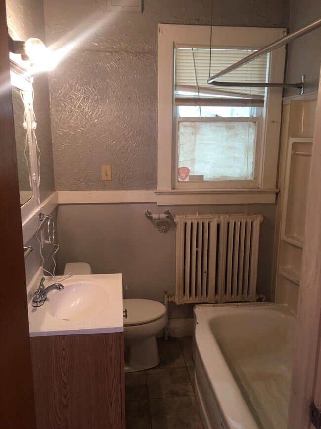 Baño 1 vista - 404 Birr St