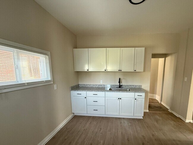 Foto del edificio - Renovated 5-Bedroom Home – We Welcome Sect...
