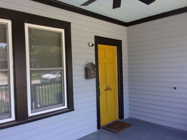 Foto del edificio - 4 Bedroom 2 Bath Home Blocks to Downtown R...