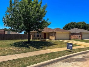 Building Photo - 1009 McKavett Dr