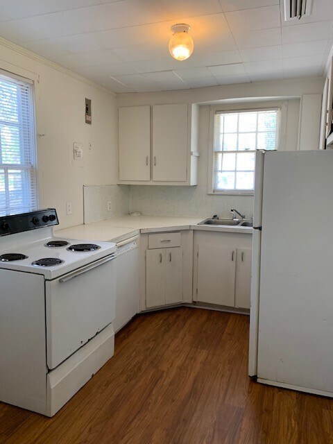 Building Photo - 3BD/1B home walking distance to VSU.