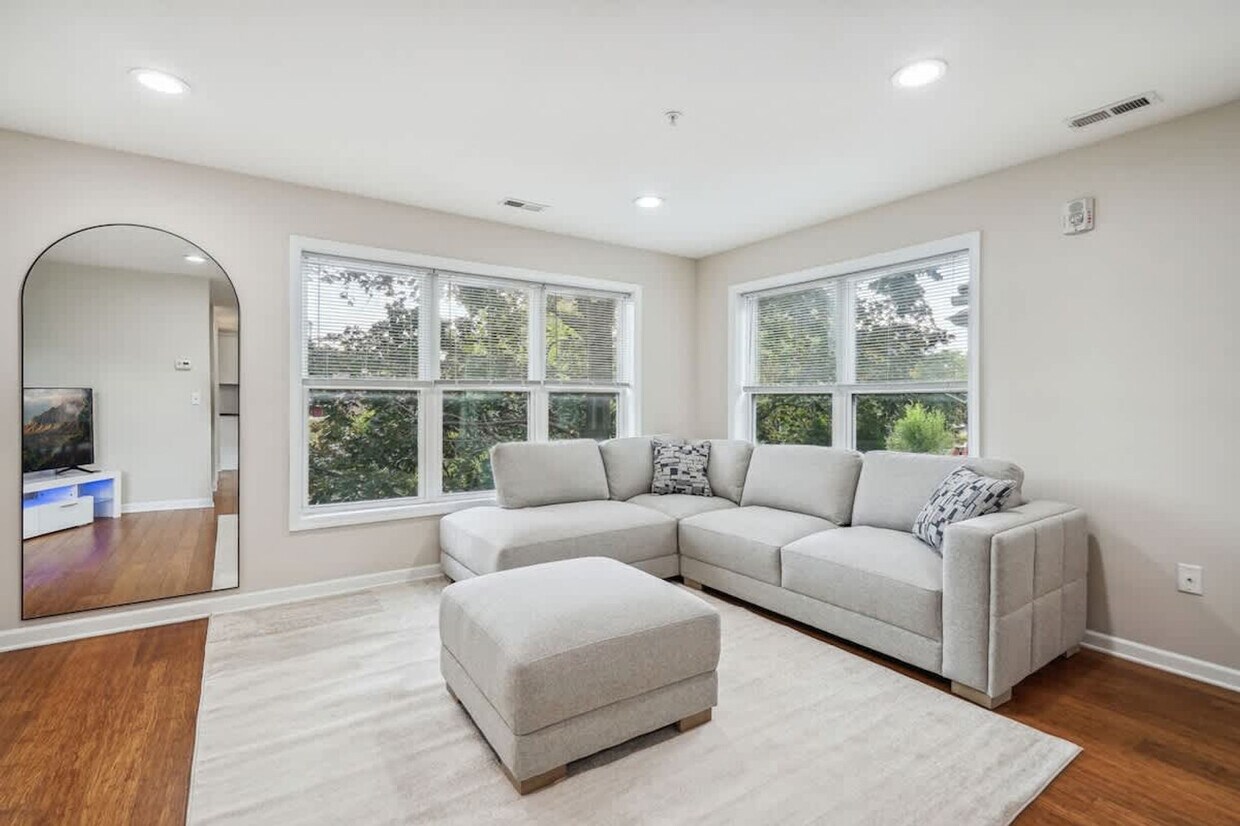 Foto principal - 2424 Lyndale Ave S