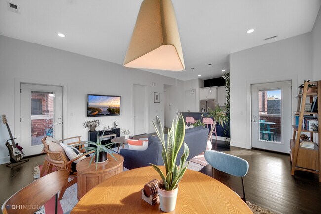 Sala de estar principal - 2505 W Potomac Ave