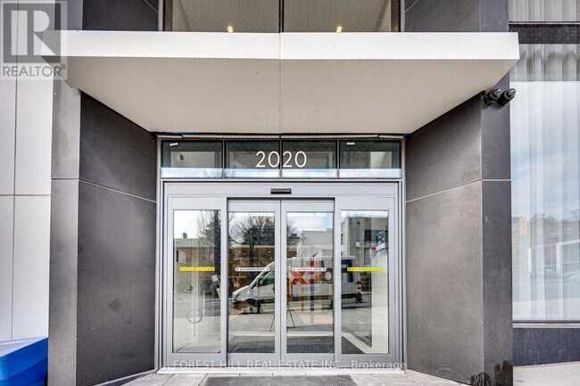 Photo du bâtiment - 2020 Bathurst St